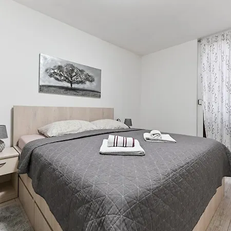 Apartment Ds *